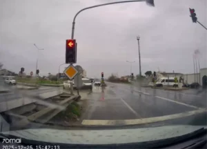 Büyükçekmece’de kırmızı ışık ihlali kazaya neden oldu