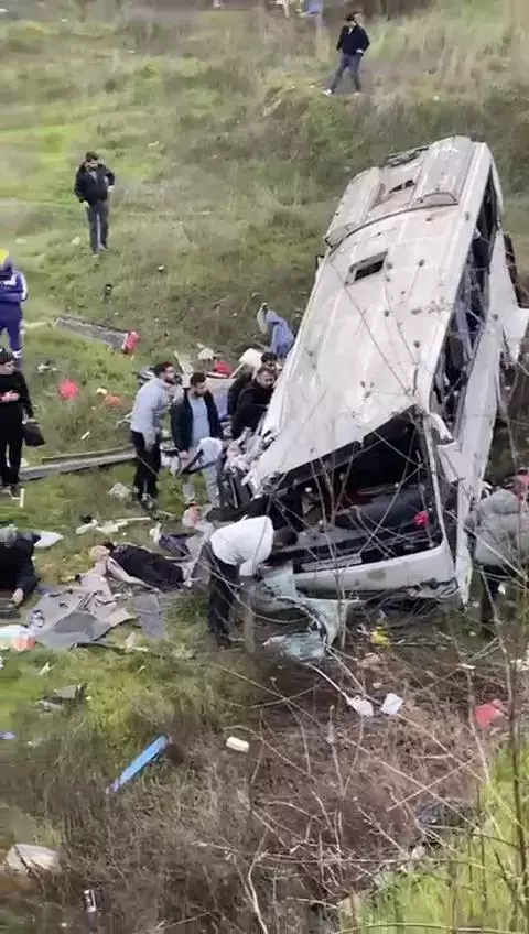 Esenyurt’ta 4 kişinin hayatını kaybettiği, işçi servisinin devrilme anı kamerada