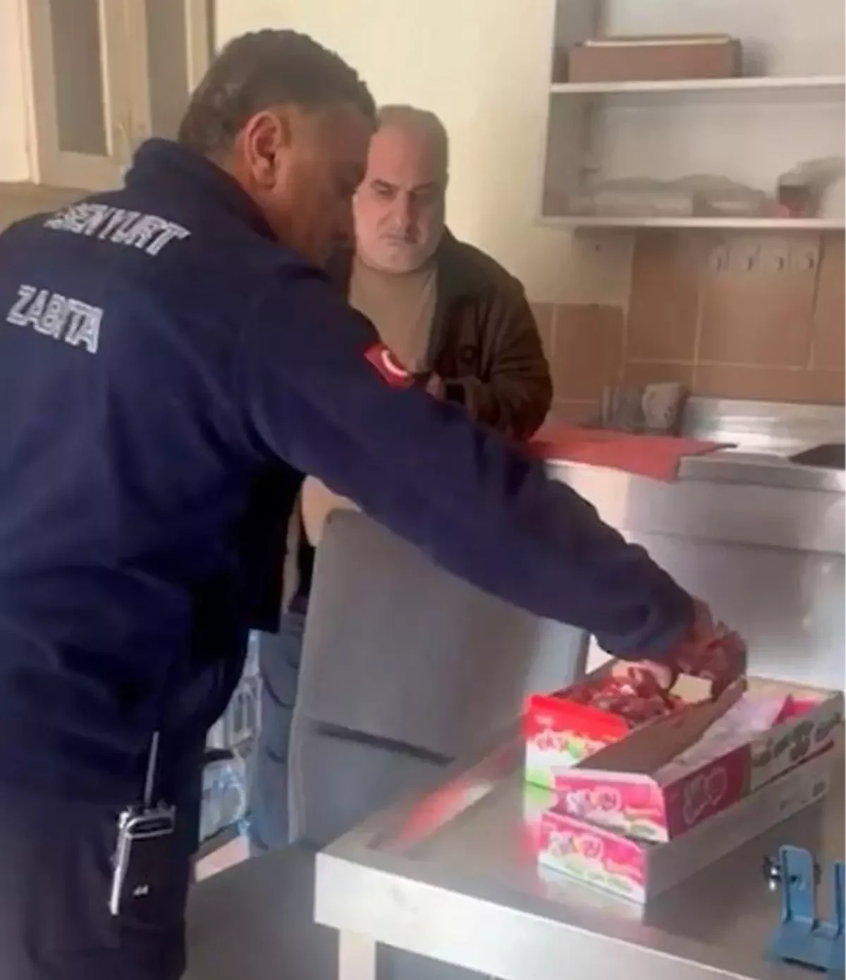 Esenyurt’ta okul kantinlerine sıkı denetim: Kurallara uymayan kantin mühürlendi