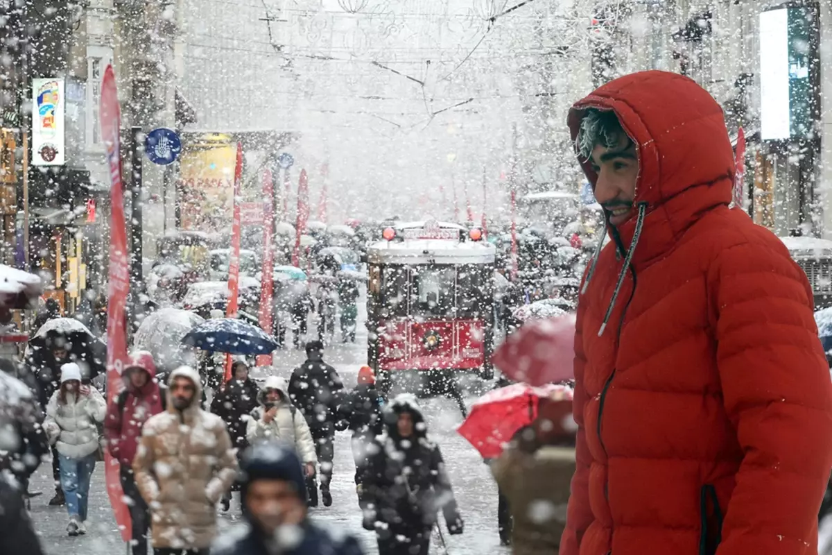 İstanbul’da kar yeniden başlayacak! Peş peşe uyarı geldi, saati de belli