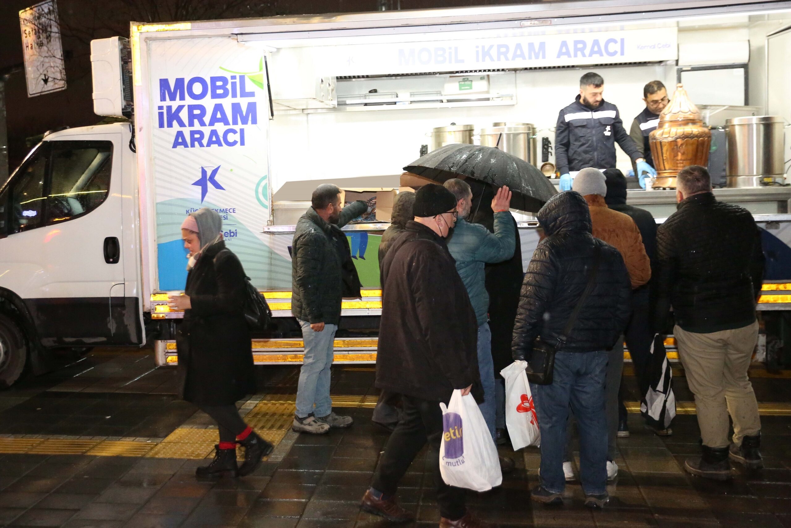 Küçükçekmece’de İçleri Isıtan Dayanışma: Soğuk Havaya Sıcak Mola