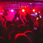 İSTANBUL GECE HAYATINDA ‘SIRT ÇANTALI’ VE ‘TUVALET’ ALARMI: EĞLENCE DÜNYASINDA SIFIR TOLERANS DÖNEMİ!