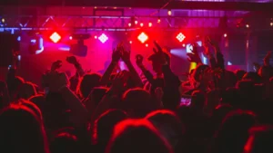 İSTANBUL GECE HAYATINDA ‘SIRT ÇANTALI’ VE ‘TUVALET’ ALARMI: EĞLENCE DÜNYASINDA SIFIR TOLERANS DÖNEMİ!