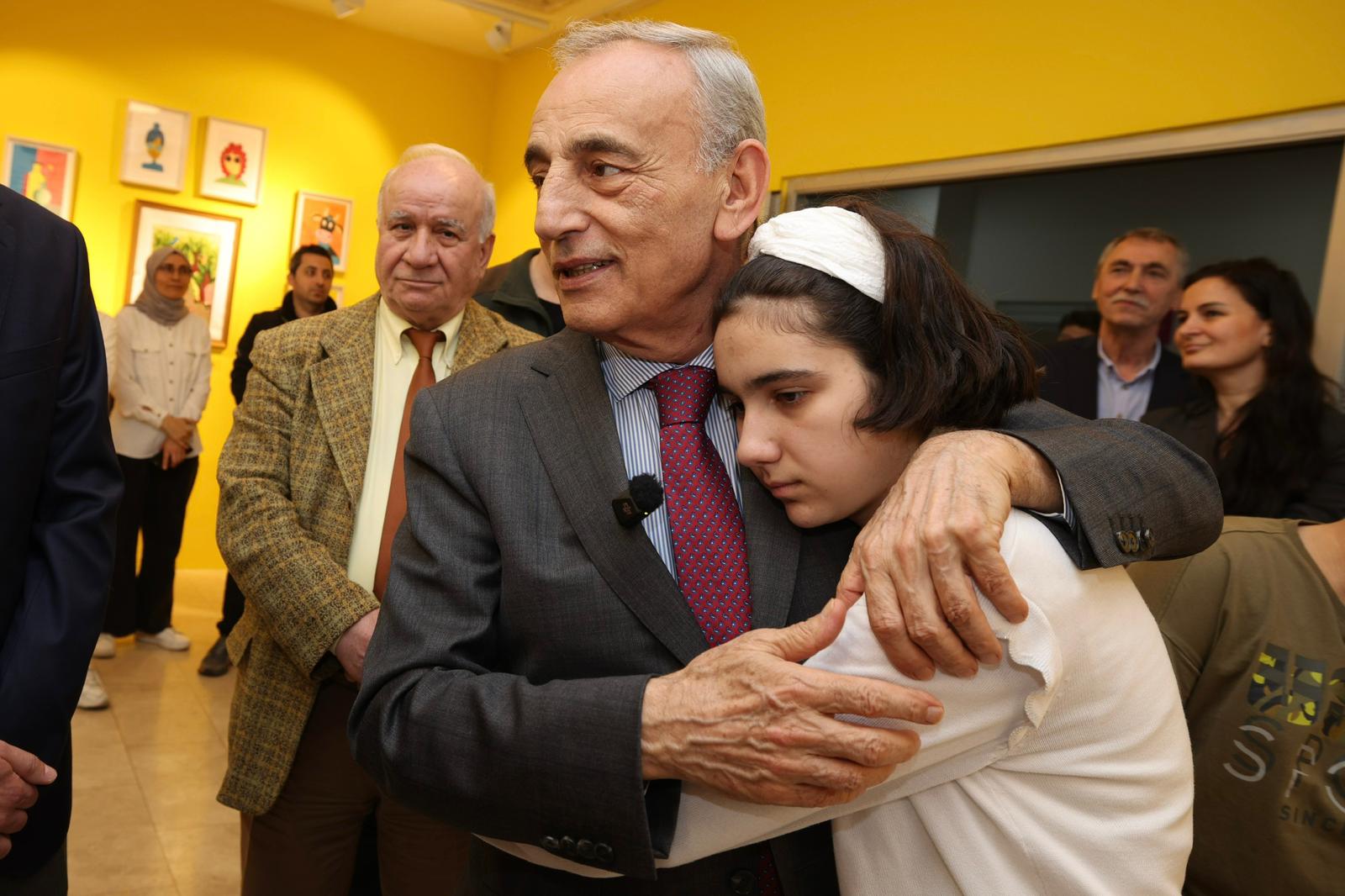 RENKLERİN DİLİYLE FARKINDALIK: AYŞEGÜL’ÜN SERGİSİ BÜYÜK İLGİ GÖRDÜ