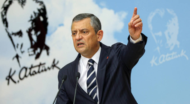 CHP’de Kurultay İptali Depremi: Özgür Özel’den “Saat 20.30” Çağrısı!