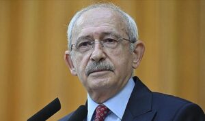 İcra memurları, Kemal Kılıçdaroğlu’na mahkeme kararını elden tebliğ etti