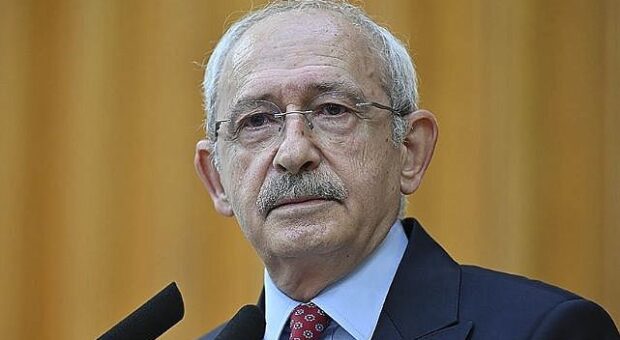 İcra memurları, Kemal Kılıçdaroğlu’na mahkeme kararını elden tebliğ etti