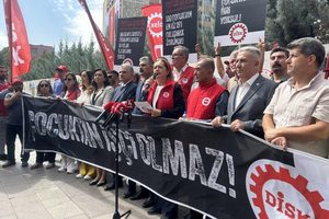 DİSK’ten MEB önünde çocuk işçiliği raporu: ‘Çocukların yeri fabrikalar değil, okullardır’