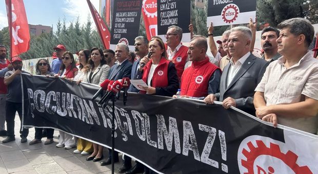 DİSK’ten MEB önünde çocuk işçiliği raporu: ‘Çocukların yeri fabrikalar değil, okullardır’