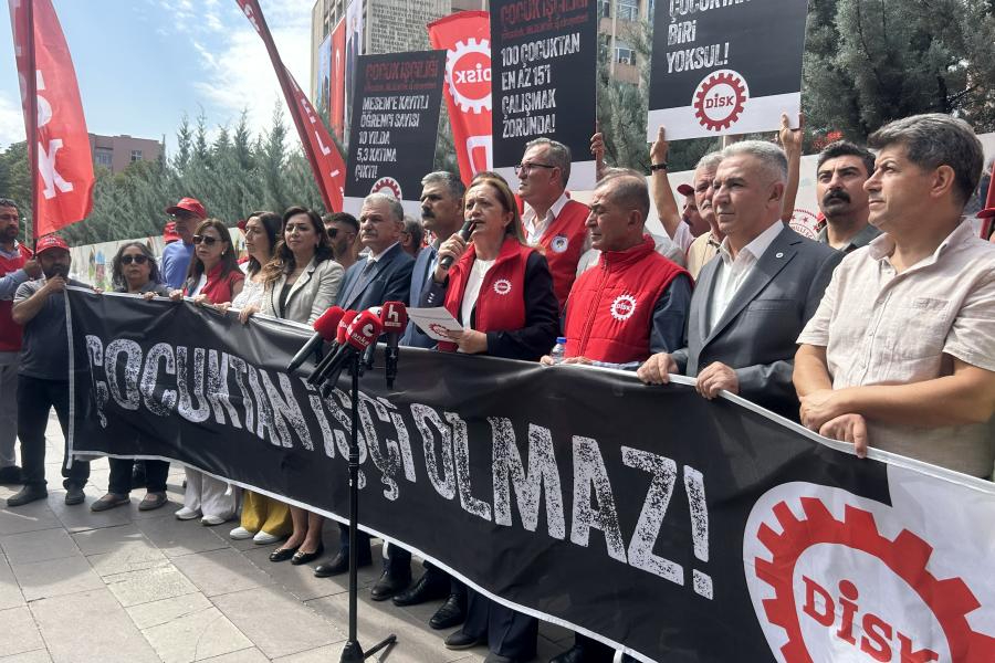 DİSK’ten MEB önünde çocuk işçiliği raporu: ‘Çocukların yeri fabrikalar değil, okullardır’